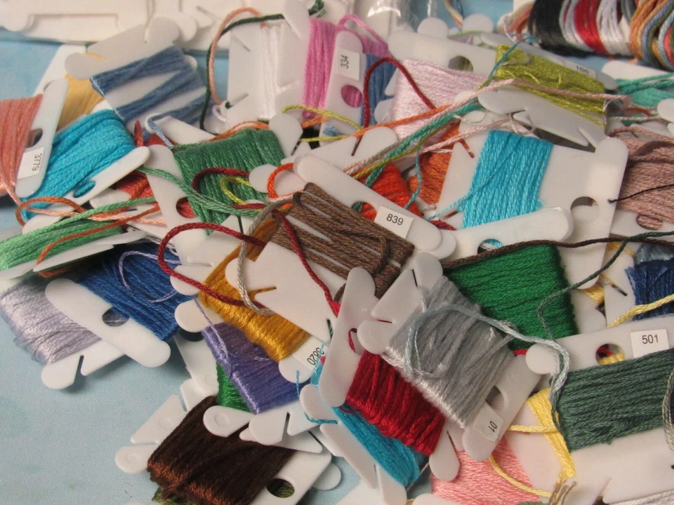 Mixed Lot of 152 Embroidery Thread Floss & 275 Plastic Bobbins - Image 2 of 4
