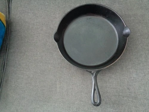 Antique LODGE Cast Iron Skillet Old Number 7 Mold Z and Early No Notch Heat Ring