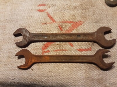 2 VERY OLD ROEM AND ROBUR OPEN KEYS