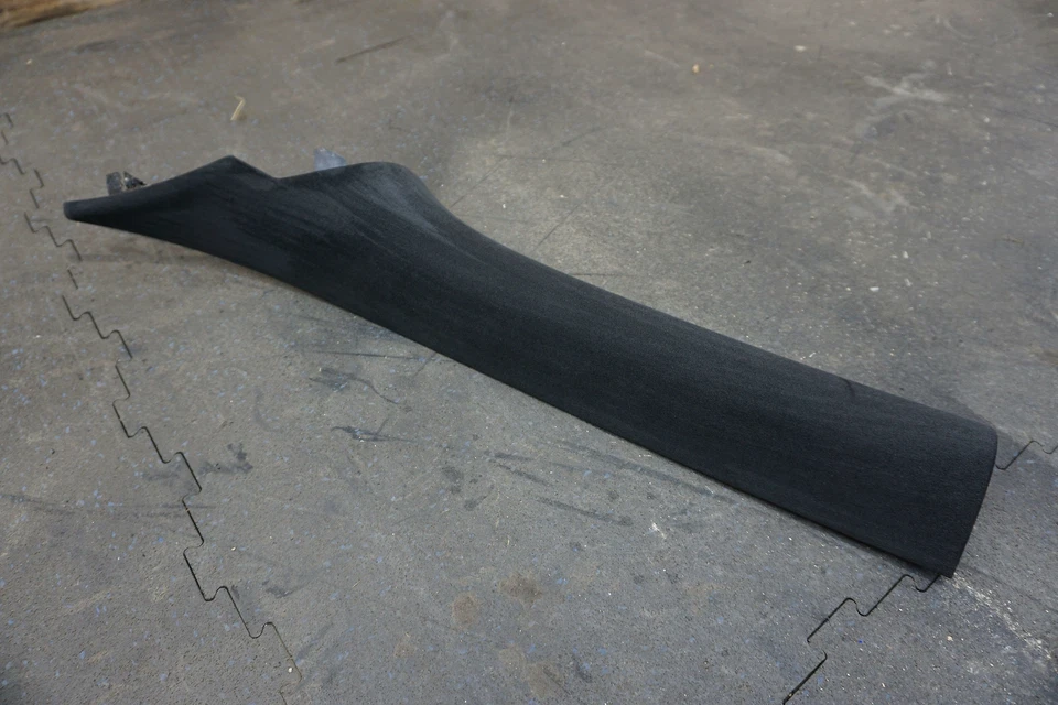 Acabamento frontal interior pilar A preto Alcantara 11N1611CP McLaren 650S Spider 2016 - Imagem 4 de 4