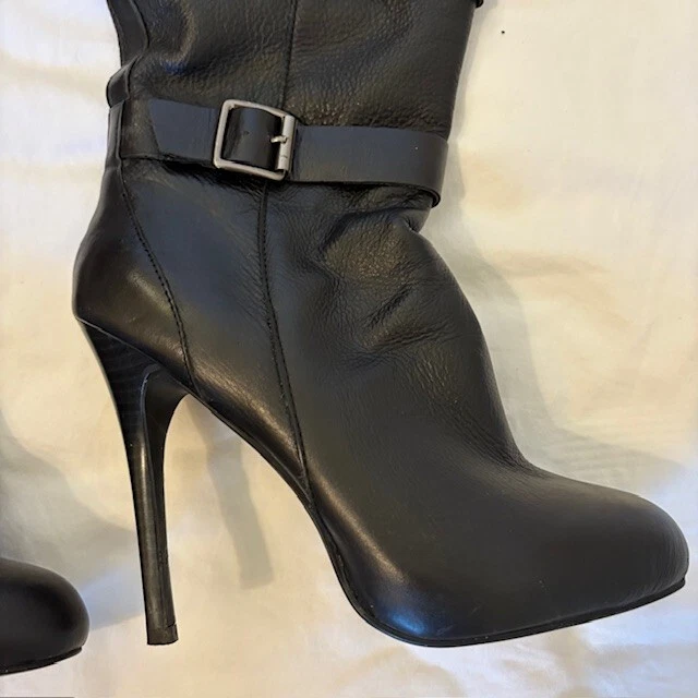 BCBGeneration Classy Botas Sobre la Rodilla de Cuero Negro con Hebillas, Talla 7 1/2M Foto 3 de 4