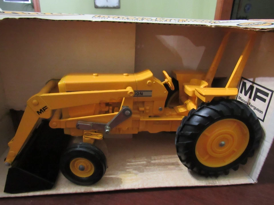 ERTL 1/16 MASSEY FERGUSON INDUSTRIAL TRACTOR WITH WORKING ENDLOADER - NIB - Image 2 of 4