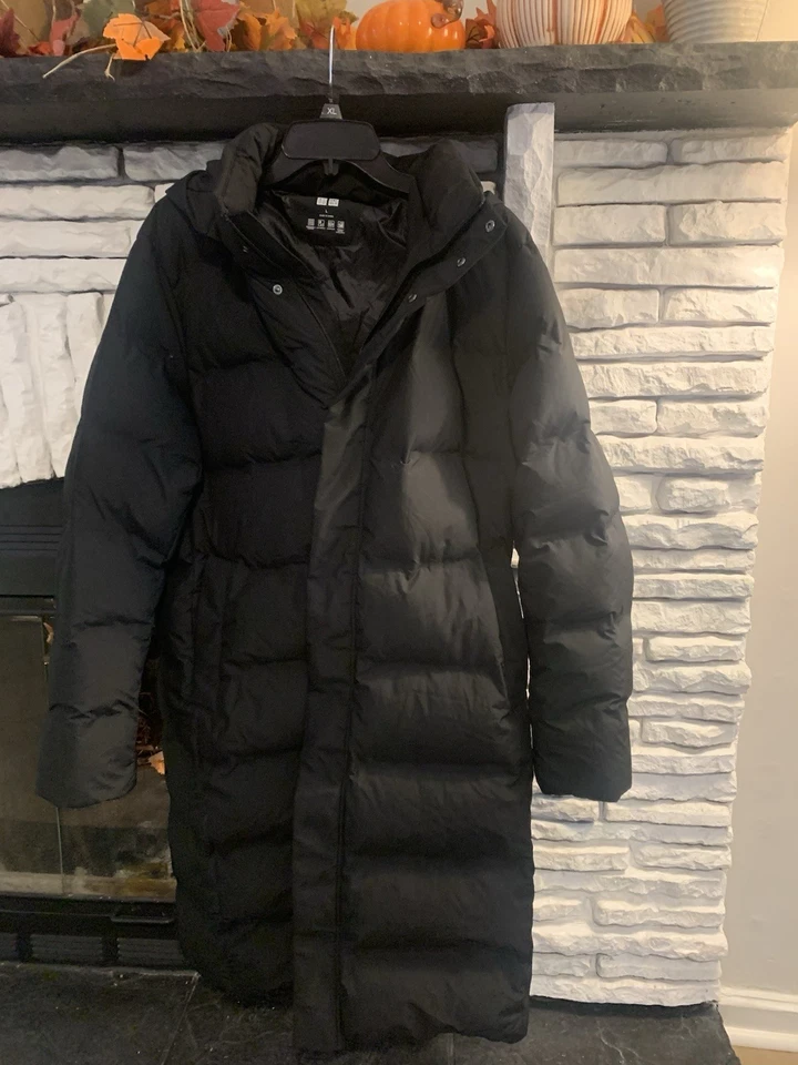 Chaqueta acolchada Uniqlo para mujer grande negra plumón abrigo largo con capucha ligera Foto 2 de 4