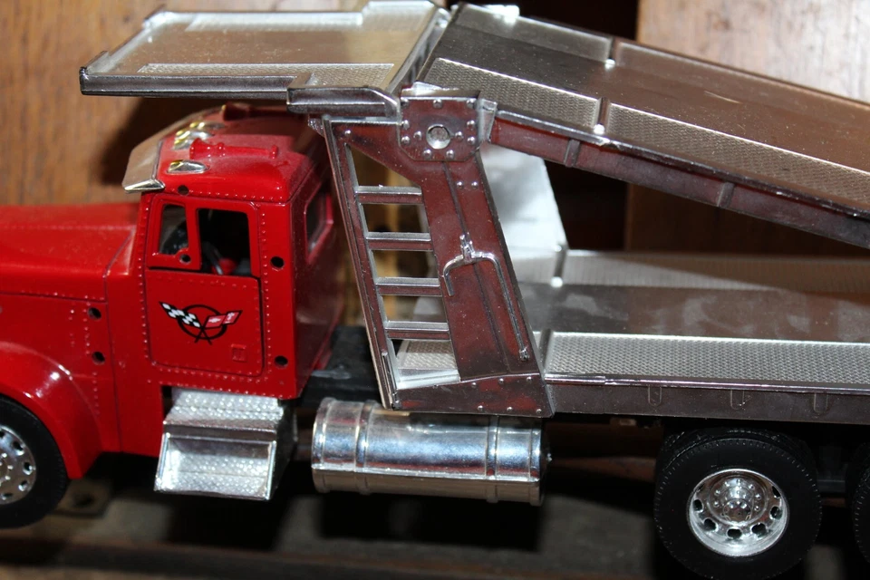 Camión de transporte para carros Peterbilt Corvette 1/32 fundido a presión y plástico (faltan piezas) Foto 3 de 4