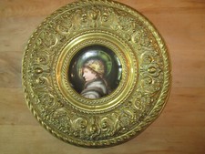 Historismus-Wandteller mit gemalten Frauenbildnis, Teller in ornamentierten Mess