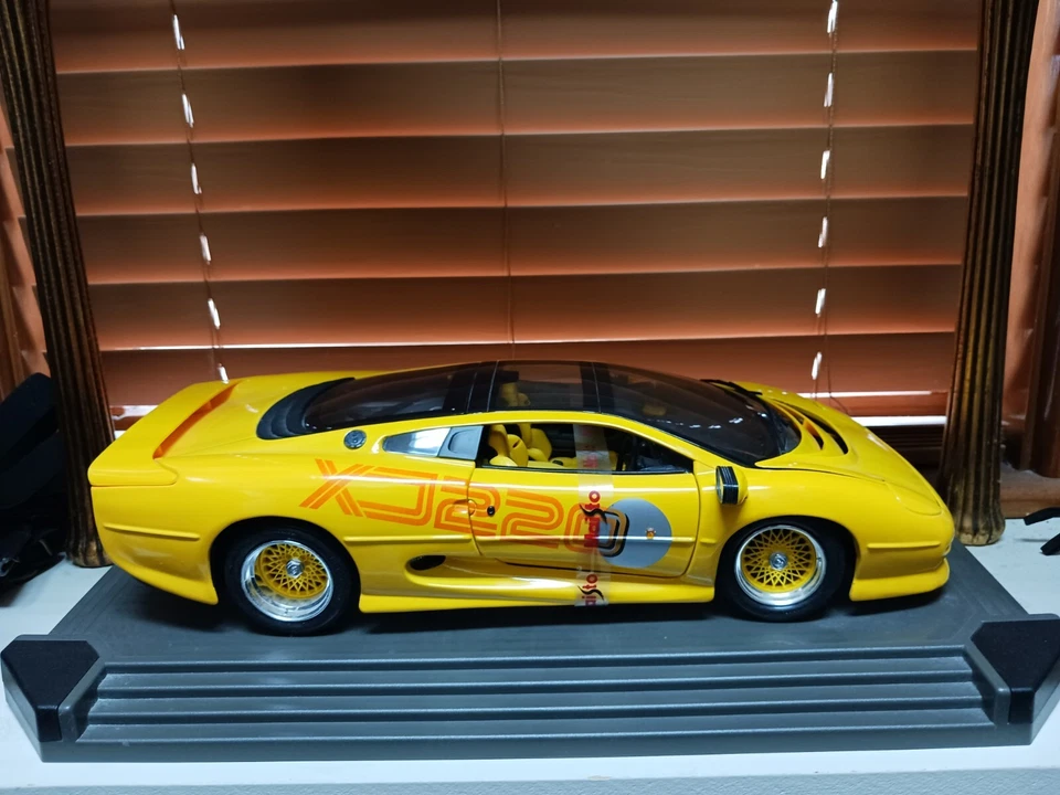 Yellow Maisto 1:12 #33201 Jaguar XJ220 1992 Car Model in Original Box - Image 4 of 4