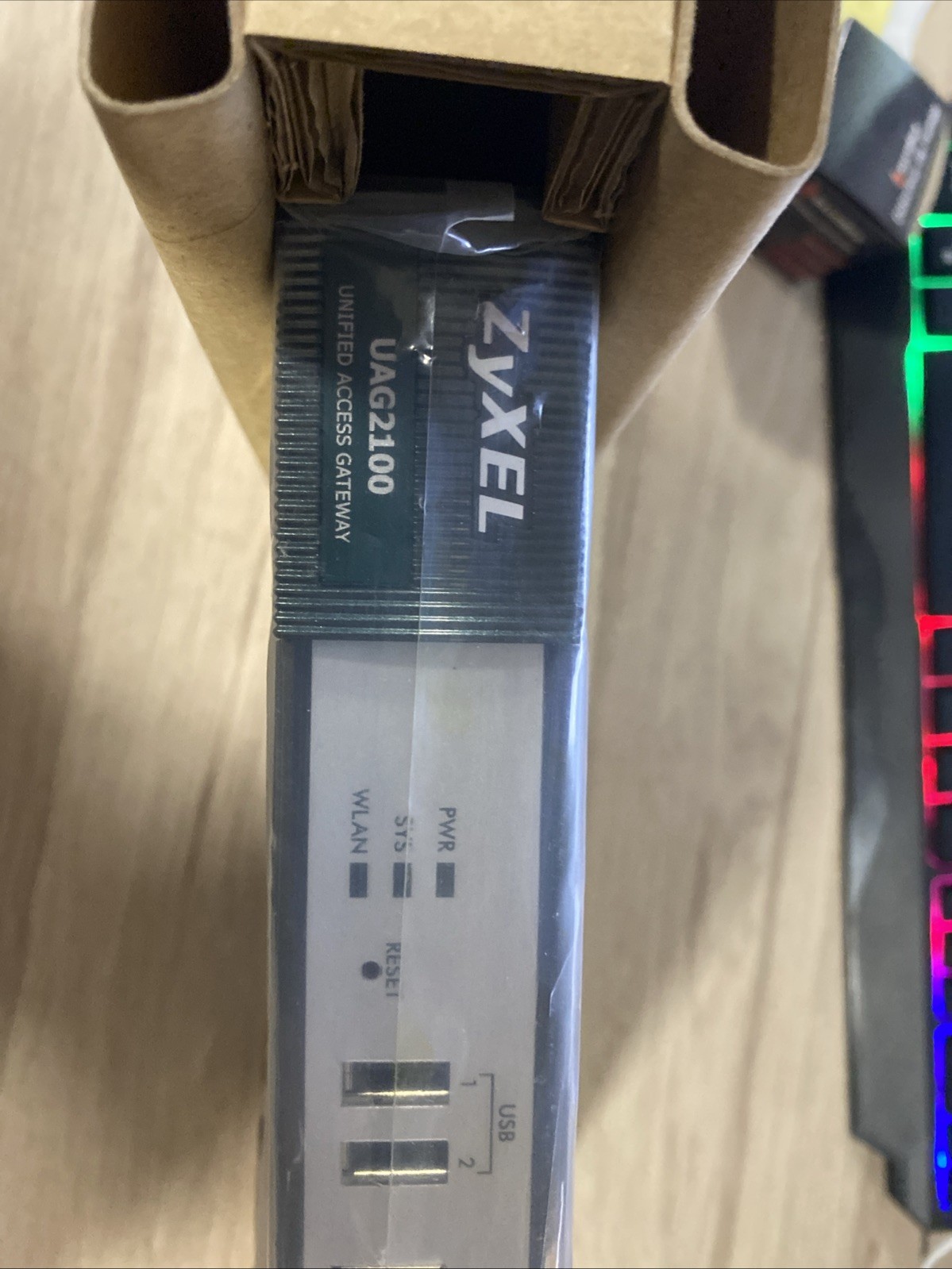 ZyXEL UAG2100 Routeur Hotspot Wi-Fi 802.11a/b avec Commutateur 4 Ports GigE pour Débit Stable