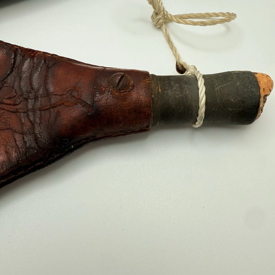 Antiguo frascos de polvo cubiertos de cuero lote de 2 escenas de caza en relieve mediados del siglo XIX Foto 3 de 4