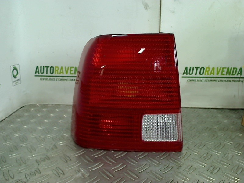 Feu arriere gauche Volkswagen Passat 3B2 berline 1.6 de 2000 optique rouge et cristal 3B5945095F