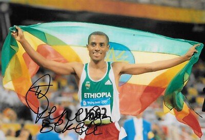 Kenenisa Bekele Paraden Runde mit Äthiopien Flagge Gold Olympiade signiert 12x8 Foto