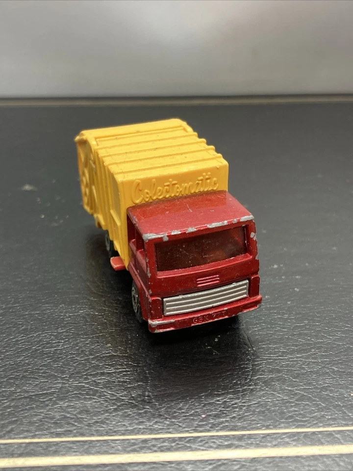 Matchbox Superfast #36 Garbage REFUSE TRUCK metallic red & yellow diecast - Image 4 of 4