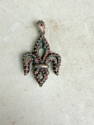 Chrom Herzen Fleur de Lis Design Sterlingsilber und Granate ''SOUL FEDISH'' yt#8