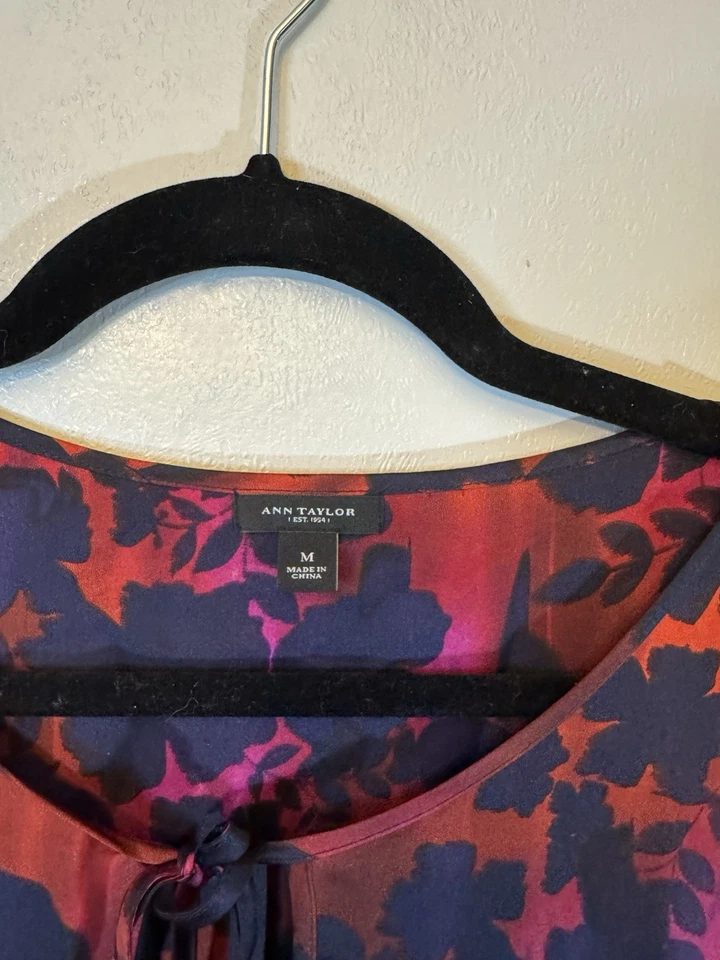 Blusa Ann Taylor Floral Mangas Largas Talla M Con Cerradura Atada En La Parte Frontal  Foto 2 de 4