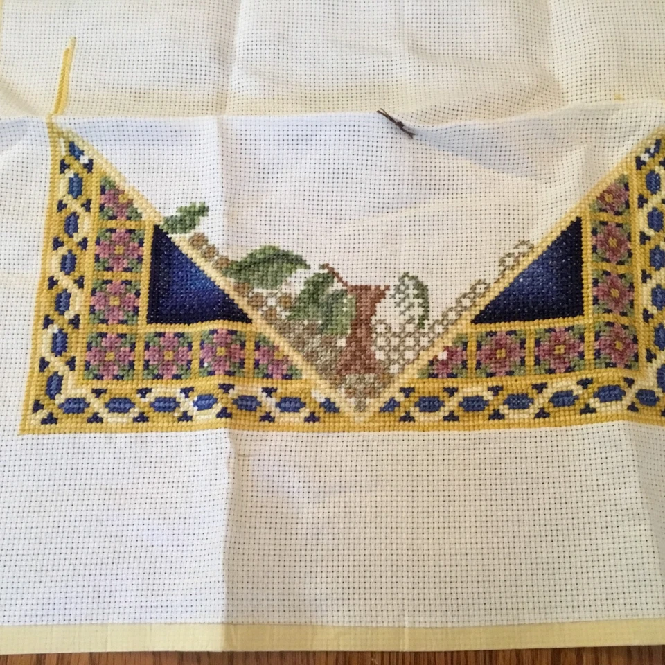 KIT Ponto Cruz RARO Teresa Wentzler The Enchanter Roseira Parcialmente Iniciada - Imagem 3 de 3