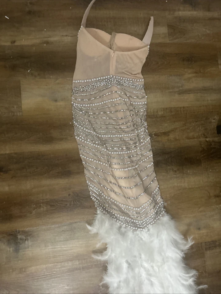 Белое платье с перьями с серебряными стразами размер средний длина пола - Изображение 3 из 3