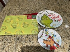 Dr. Seuss The Grinch 52x70 Green Vinyl Tablecloth with Paper Plates Partyware