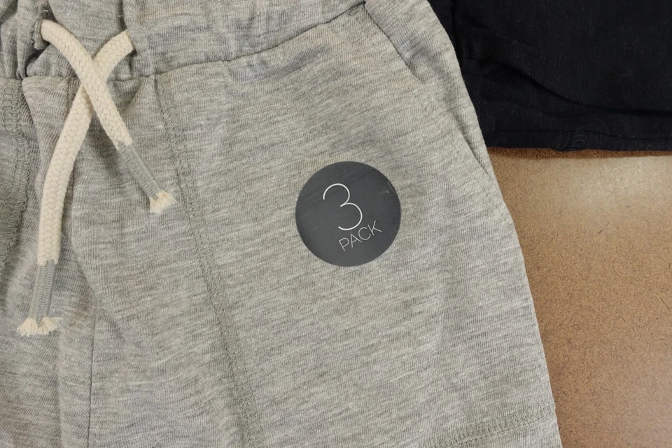 Paquete de 3 pantalones cortos Next para niños pequeños 4-5 negros grises azul marino con cordón de bolsillo nuevos con etiquetas Foto 2 de 4