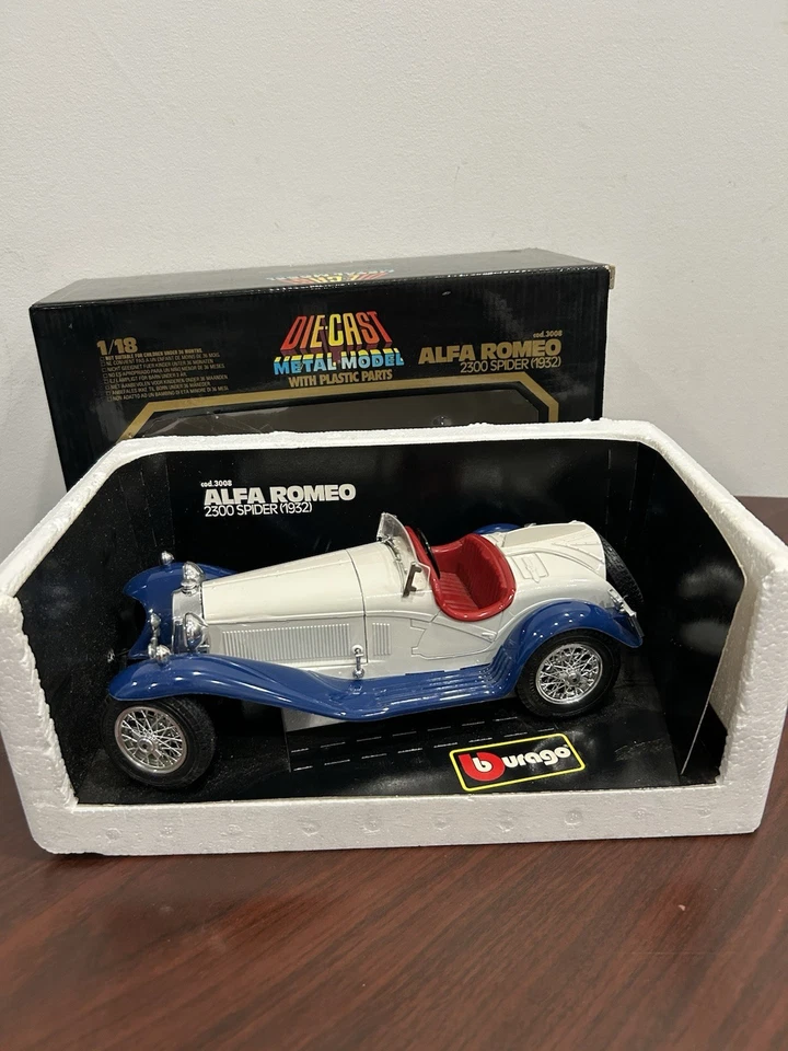 Bburago Alfa Romeo 2300 Spider 1932 escala 1:18 Cod 3008 blanco/azul Foto 2 de 2