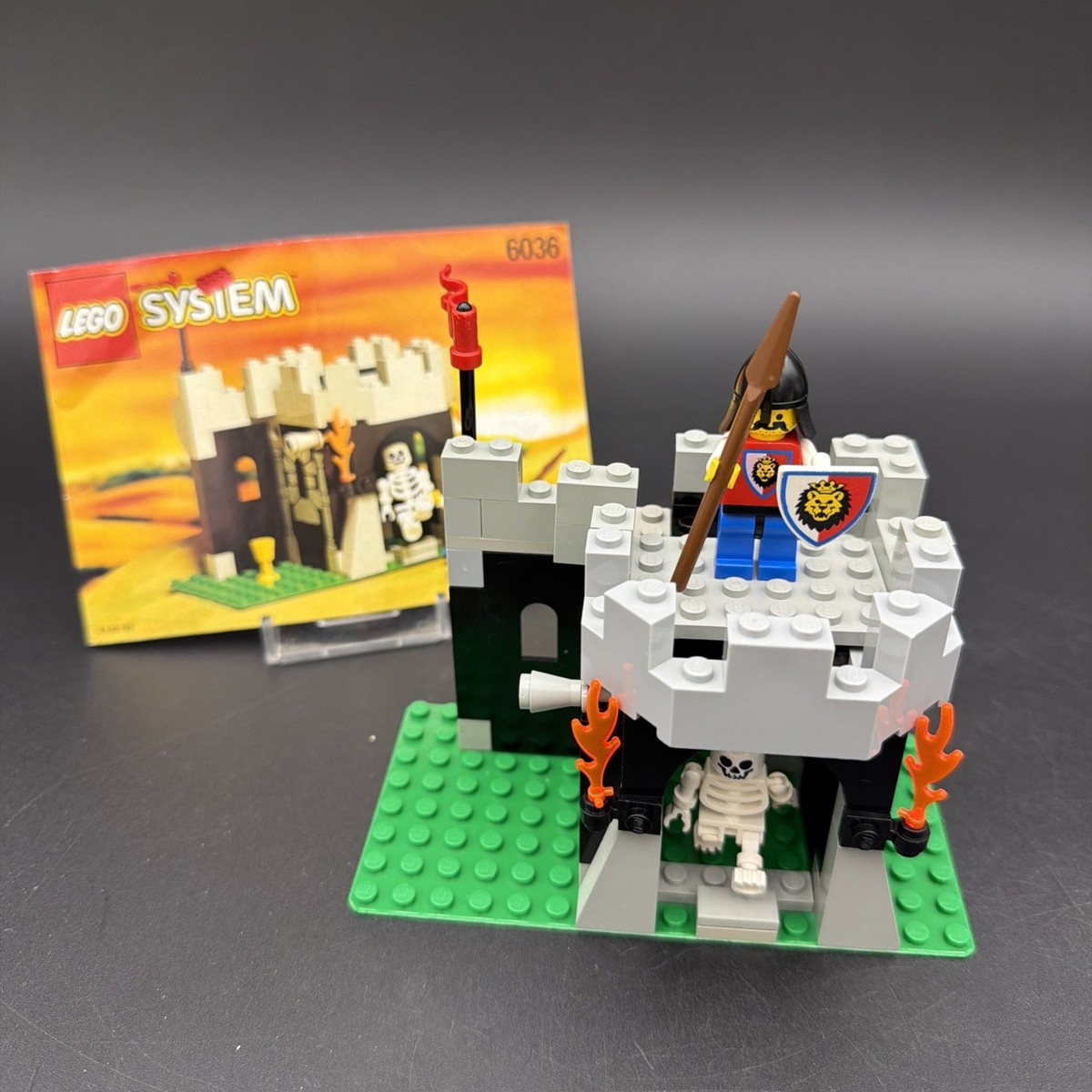 LEGO Castle: 6036 Skeleton Surprise - 100% Complete w 