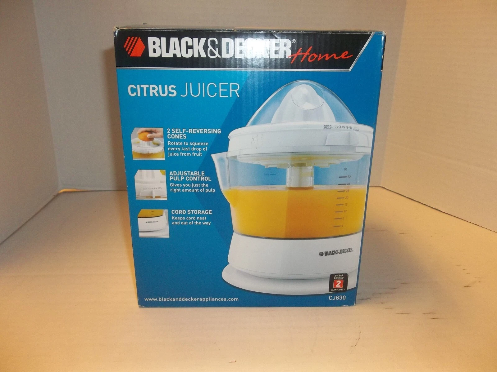 Black & Decker CJ630 White Citrus Juicer with Adjustable Pulp Control