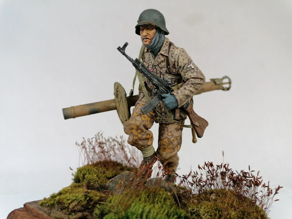 German Panzergrenadier 1944/45 - Built and Painted resin figure 1/16 scale #1 - Image 2 of 2