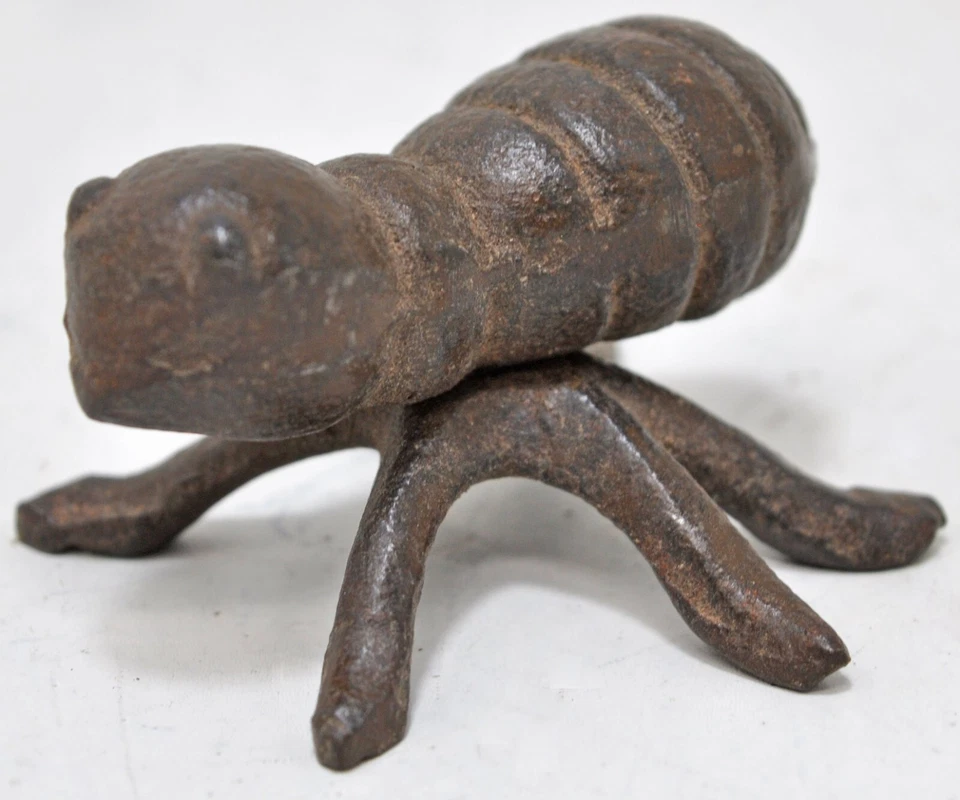 Estatuilla de insecto hormiga pequeña de hierro de colección original antigua grabada a mano Foto 3 de 4