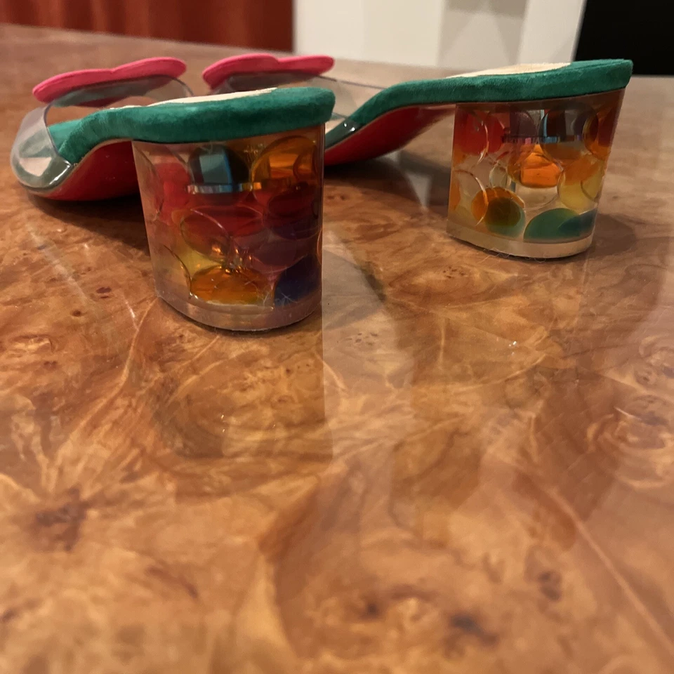 Christian Louboutin 35 Tacones Gatito Gamuza Irlandesa. Verde profundo con corazones rosados Foto 3 de 4