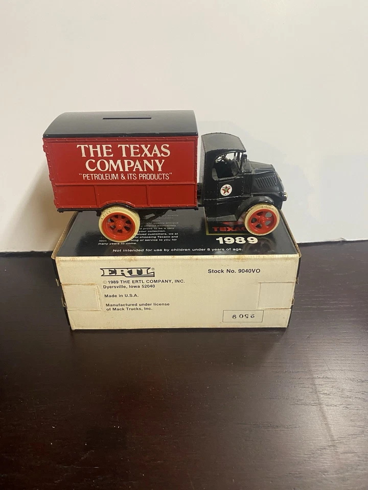 Camión lubricante Texaco Collector Series #6 1925 Mack Bulldog Foto 2 de 2