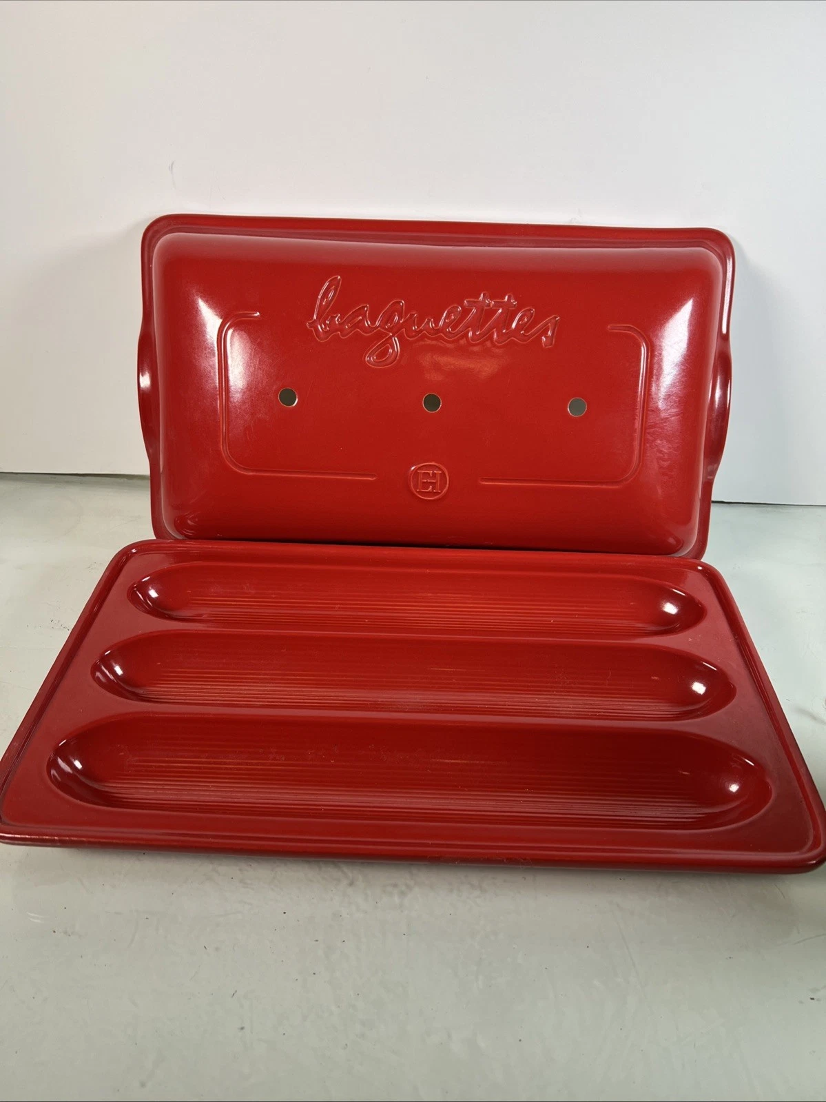 Emile Henry France Red Ceramic Baguette Baker 3-Loaf Bread Maker Pan EXCELLENT!
Opens in a new windo