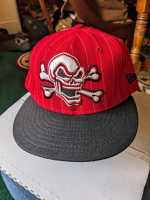 New Era 59Fifty Wool Fitted Hat 7 1/8 Skull & Crossbones Patch Red Cap