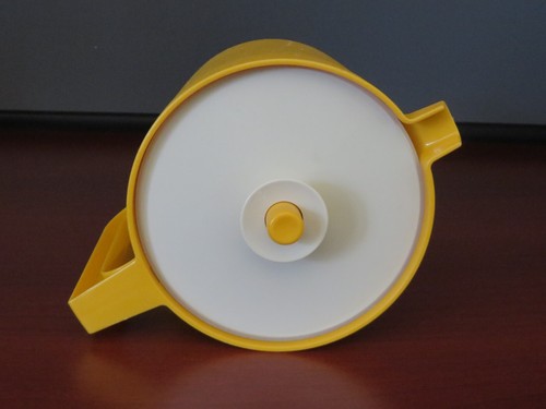 Vintage Tupperware Pitcher 1.5 Qt. Golden Yellow Push-Button Seal Lid - VGC+ - Picture 4 of 5
