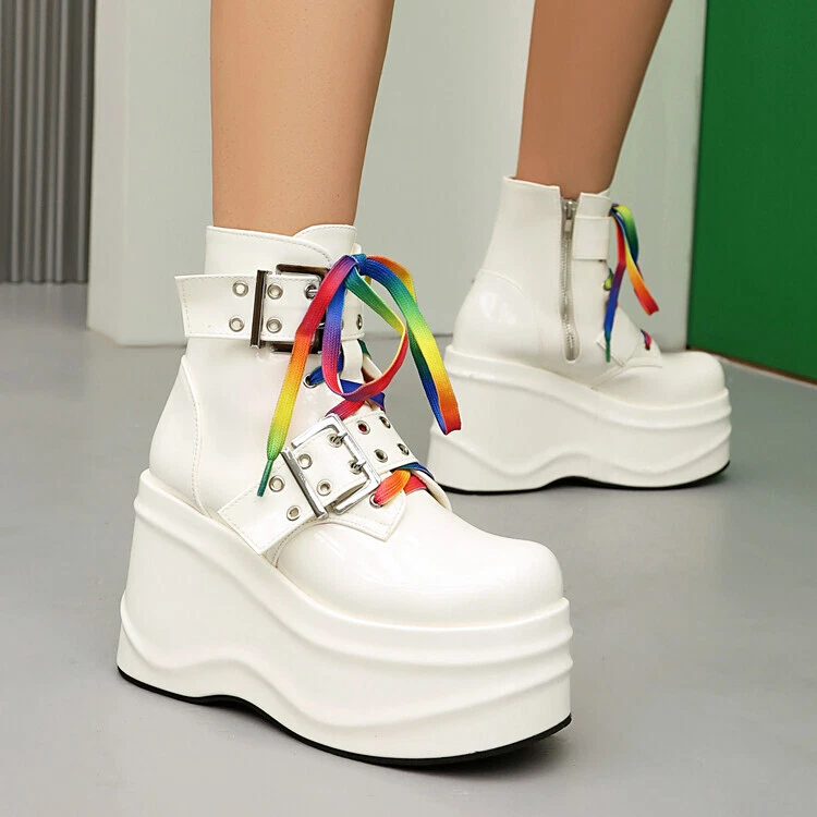 Botas al tobillo punk occidentales con plataforma con cordones y hebilla y tacón de cuña alto con plataforma para mujer Foto 2 de 4
