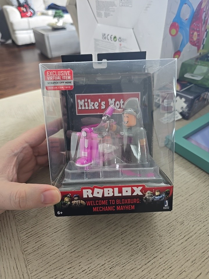 Roblox Welcome To Bloxburg Mechanic Mayhem Figure w/ Exclusive