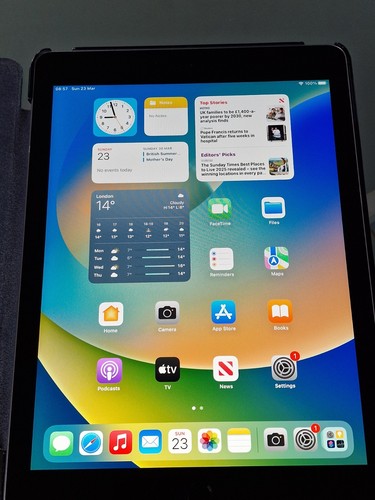 Apple iPad 5th Generation 9.7 Inch Wifi 32GB Space Grey 2017 C Grade Condition - Picture 2 of 12