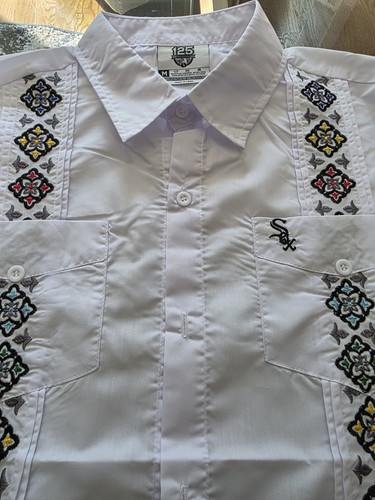 CAMISA GUAYABERA WHITE SOX HISPANIC HERITAGE TALLA MEDIANA SGA 19/09/25 Envío Rápido - Imagen 4 de 5