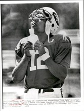1976 Press Photo Joe Namath of the New York Jets Takes a Water Break at Camp