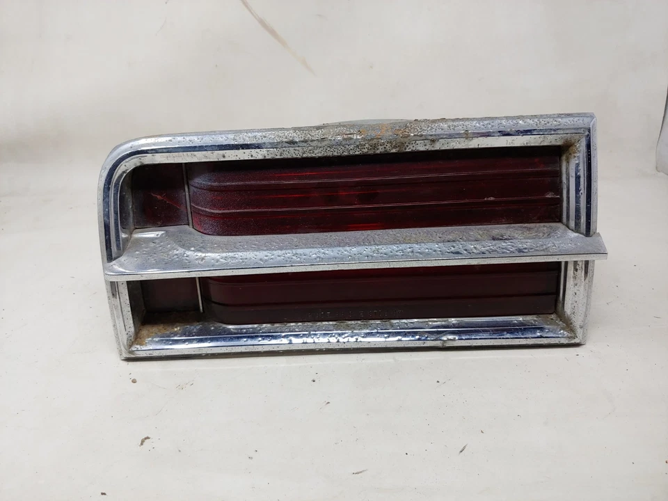 1965 Oldsmobile 442 Cutlass F-85 lanterna traseira carcaça lente lâmpada lado esquerdo do motorista  - Imagem 2 de 4