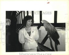 1988 Press Photo Mimi Schlesinger and Sarge, blue & gold Macaw - noc29648