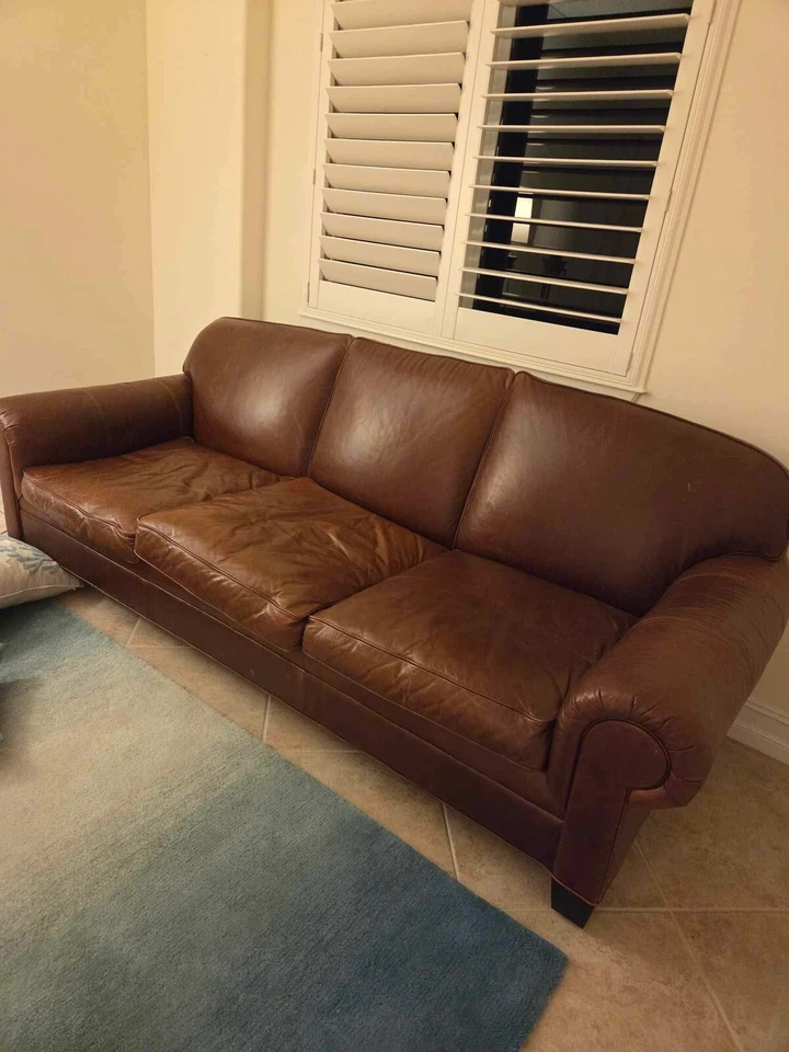 Sofá Ralph Lauren Inglés Brazo Enrollado Cuero Marrón con Cojines de Asiento de Plumón Foto 2 de 4