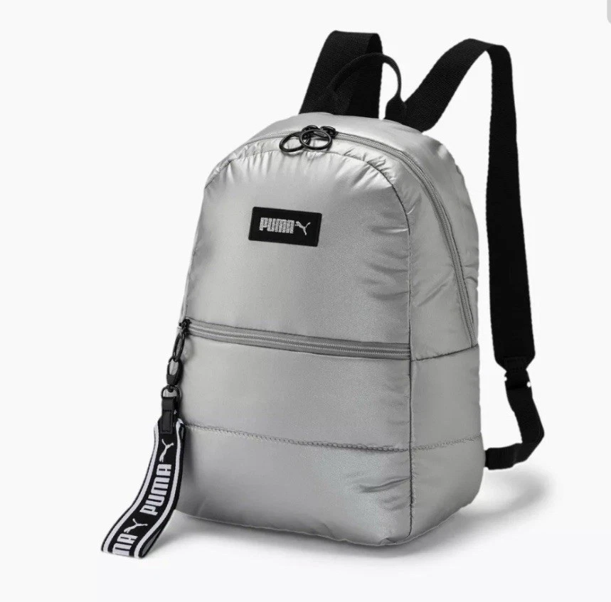 Mochila Puma Prime Puffa plateada con detalles negros imitación cuero precio de venta sugerido por el fabricante 50,00 USD Foto 2 de 4