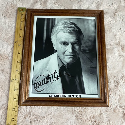 Charlton Heston B&W foto pubblicitaria firmata autografo incorniciato in legno 11"x9" - Foto 2 di 5