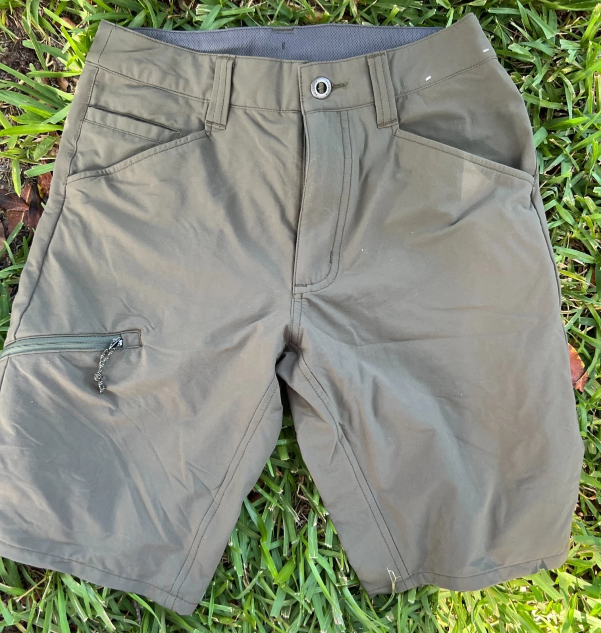 Patagonia Men’s 28 Quandary 10” Shorts Tent Green Zipper Hiking EUC $89!
