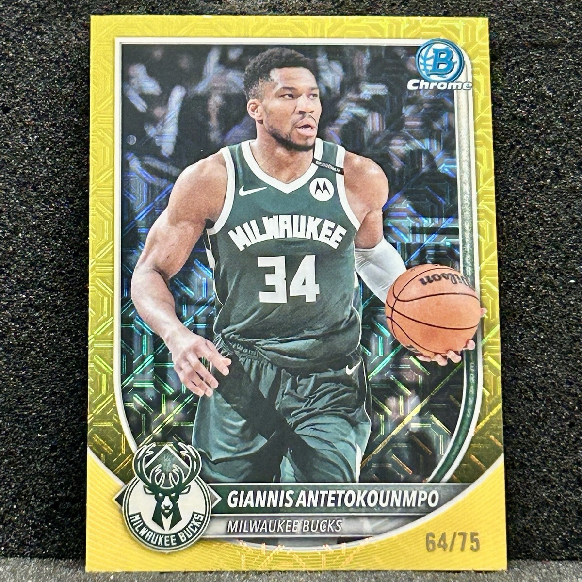 Giannis Antetokounmpo /75 Yellow Mojo Refractor 2025-26 Topps