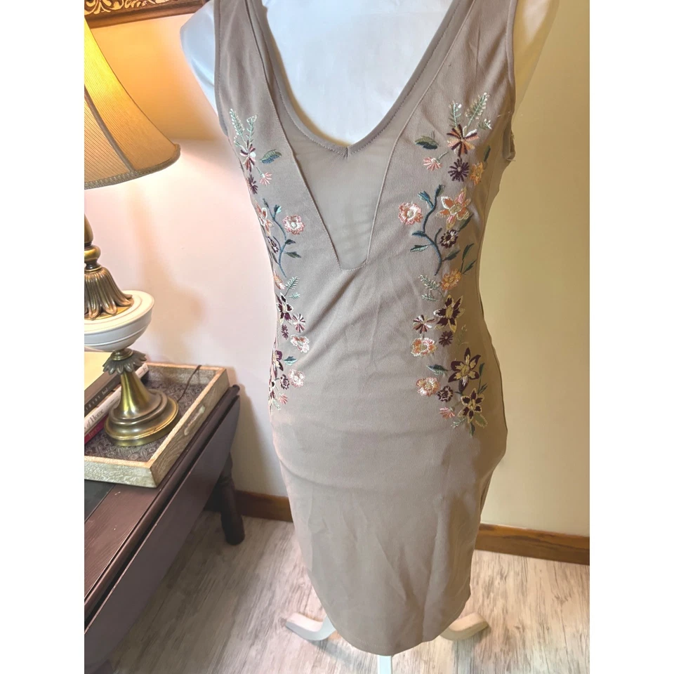 Vestido Bodycon bordado floral festa pequeno Charlotte Russe sem mangas novo com etiquetas - Imagem 2 de 4