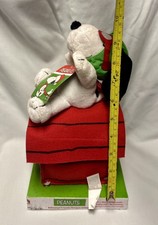 PEANUTS ANIMATED SNOOPY CHRISTMAS PROPELLER DOG HOUSE