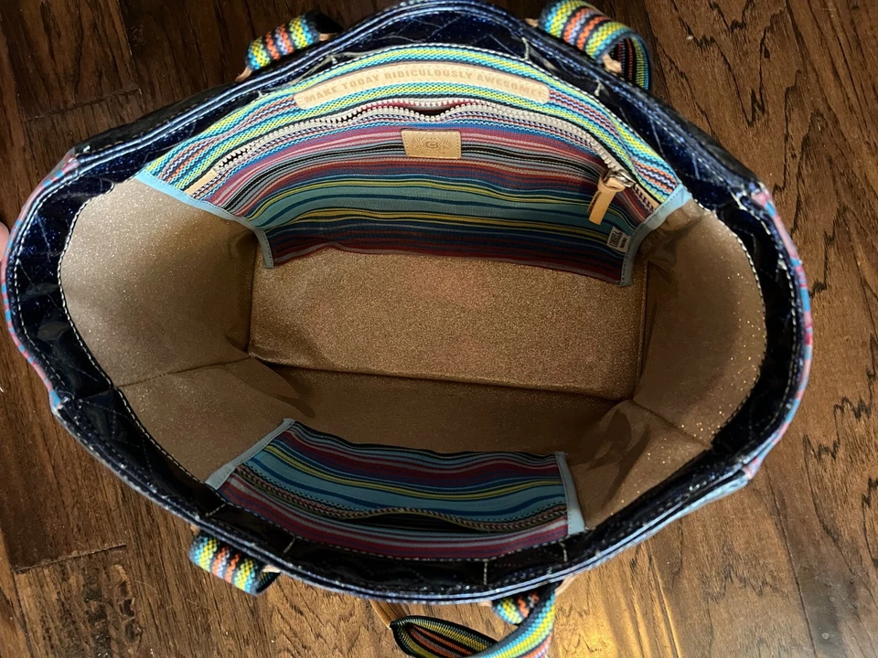 Bolso de Mano Consuela Journey Calley *¡EXCELENTE Estado!* con dije de cuentas detallado Foto 3 de 4