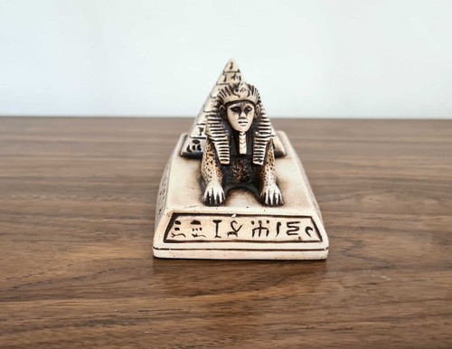 Elegant Sphinx with Giza Pyramid - Exquisite Handcrafted Stone Sculpture - Picture 2 of 13