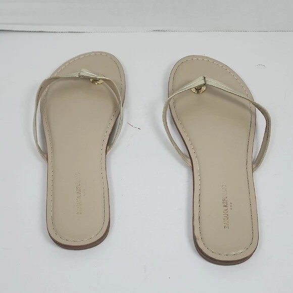 Sandalias planas de tanga Banana Republic doradas para mujer talla 9 Foto 2 de 4