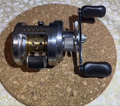 SHIMANO CALCUTTA CONQUEST 100DC ZPI Carbon Handle Fishing Reel