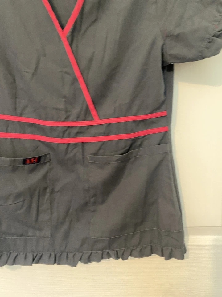 Blusa Médica Beverly Hills Para Mujer Talla XS Volantes Gris y Rosa Foto 3 de 4